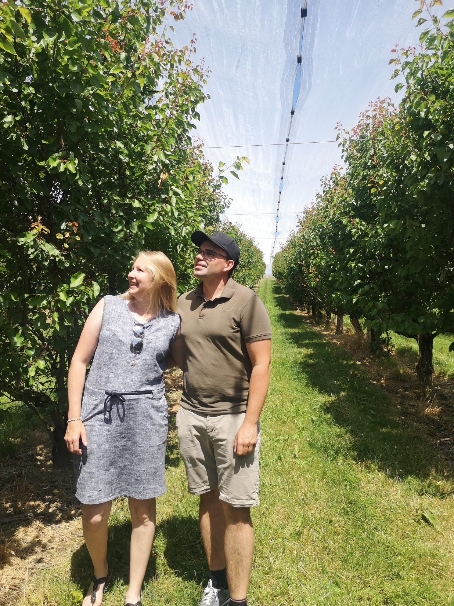Michael und Selina Zurbuchen in der Aprikosenplantage